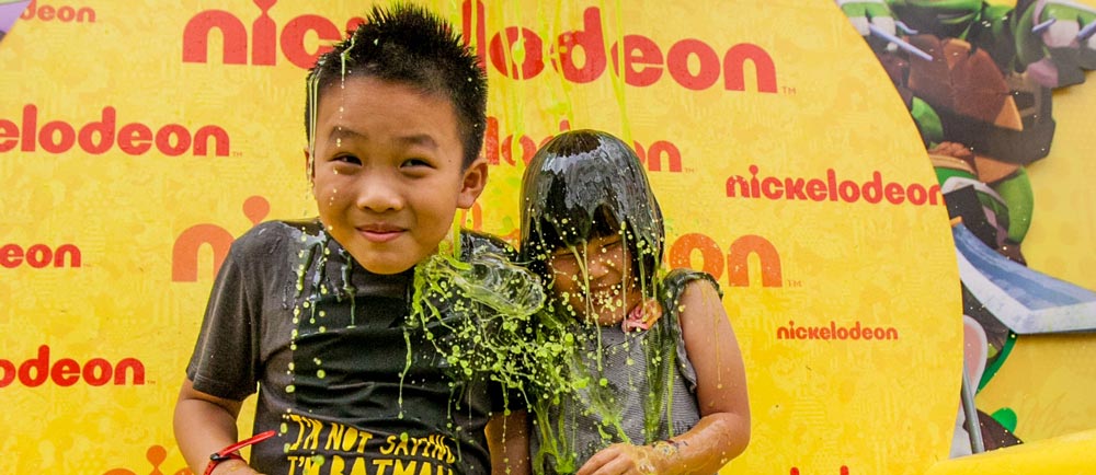 Kids get slimed on the Slime Throne at Nickelodeon Slime Cup 2015