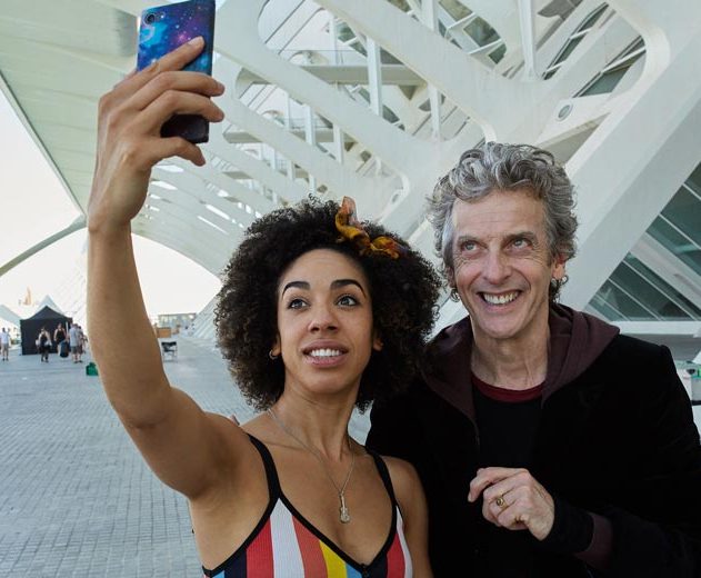 Peter-Capaldi-and-Pearl-Mackie_S10_Valencia