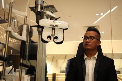 Chen-Han-Wei-testing-out-the-Vision-R-800-instrument-at-Videre