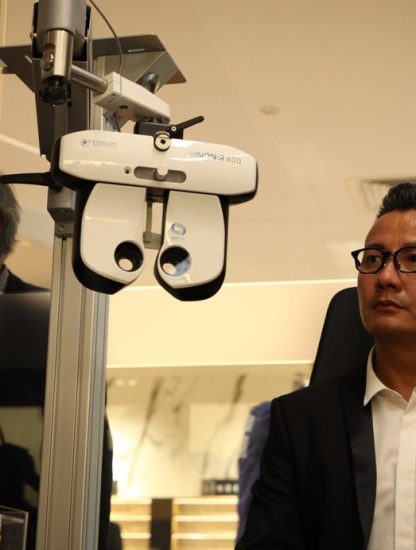 Chen-Han-Wei-testing-out-the-Vision-R-800-instrument-at-Videre