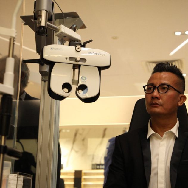 Chen-Han-Wei-testing-out-the-Vision-R-800-instrument-at-Videre