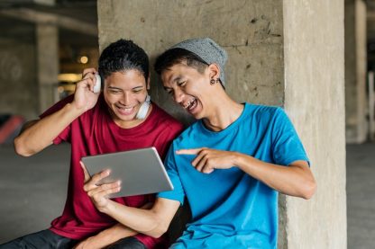 Internet-teenager-sharing-streaming-lifestyle-listening