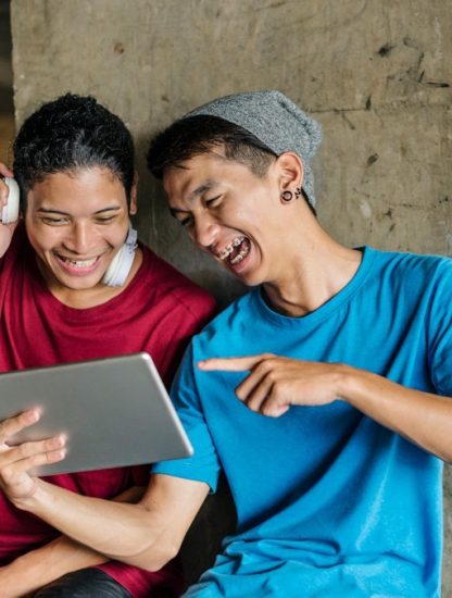 Internet-teenager-sharing-streaming-lifestyle-listening