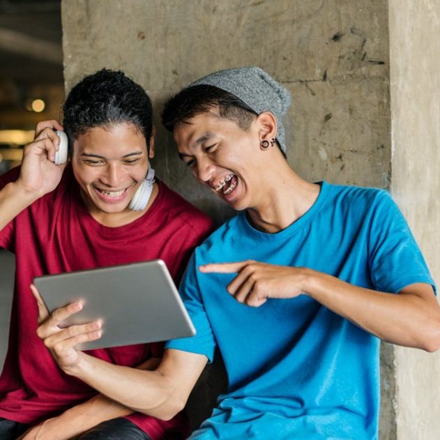 Internet-teenager-sharing-streaming-lifestyle-listening