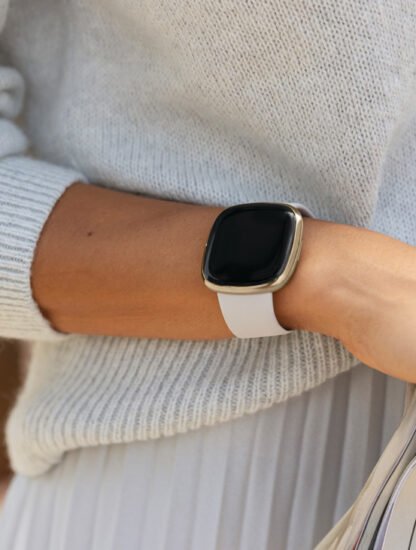 Fitbit_Sense_Lifestyle_Street_Style_justsaying