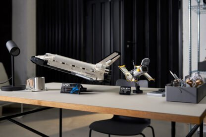 LEGO-NASA-Space-Shuttle-Discovery-2