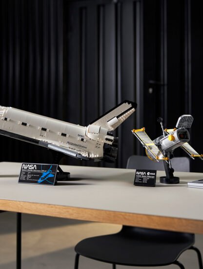 LEGO-NASA-Space-Shuttle-Discovery-2