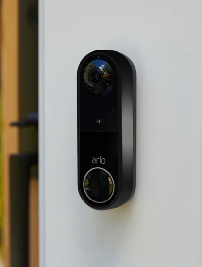Essential_Video_Doorbell_Wire-Free_AVD2001_Lifestyle_Front-Door_Close-Up