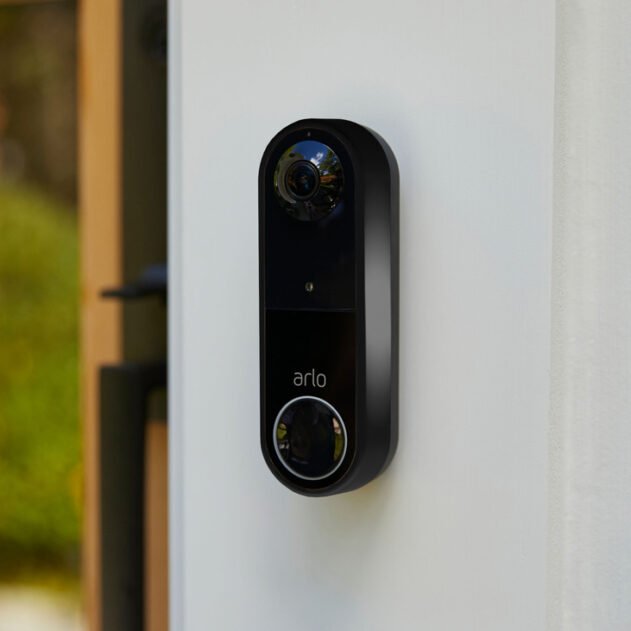 Essential_Video_Doorbell_Wire-Free_AVD2001_Lifestyle_Front-Door_Close-Up