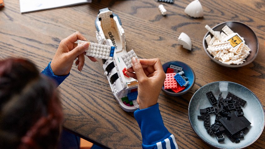 10282_LEGO-adidas-Originals-Superstar_Lifestyle_14