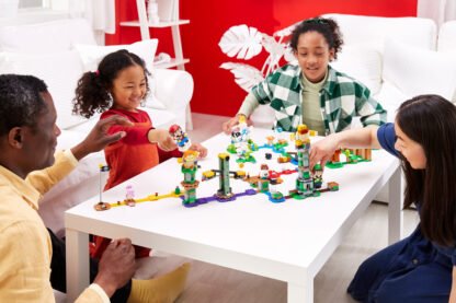 LEGO-Super-Mario---Playing-as-a-family---1