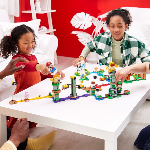 LEGO-Super-Mario---Playing-as-a-family---1
