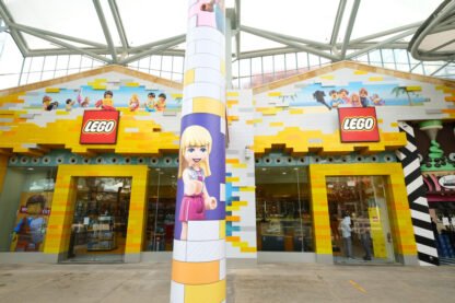 Located at street level in RWS, the LCS sports a 17 metre tall store-front facade that resembles giant LEGO bricks combined and stacked to welcome visitors into a new LEGO world