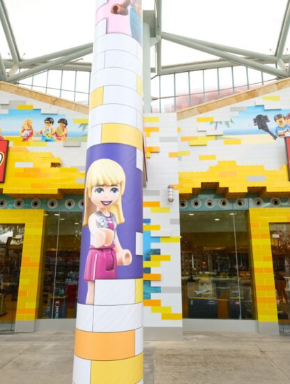 Located at street level in RWS, the LCS sports a 17 metre tall store-front facade that resembles giant LEGO bricks combined and stacked to welcome visitors into a new LEGO world
