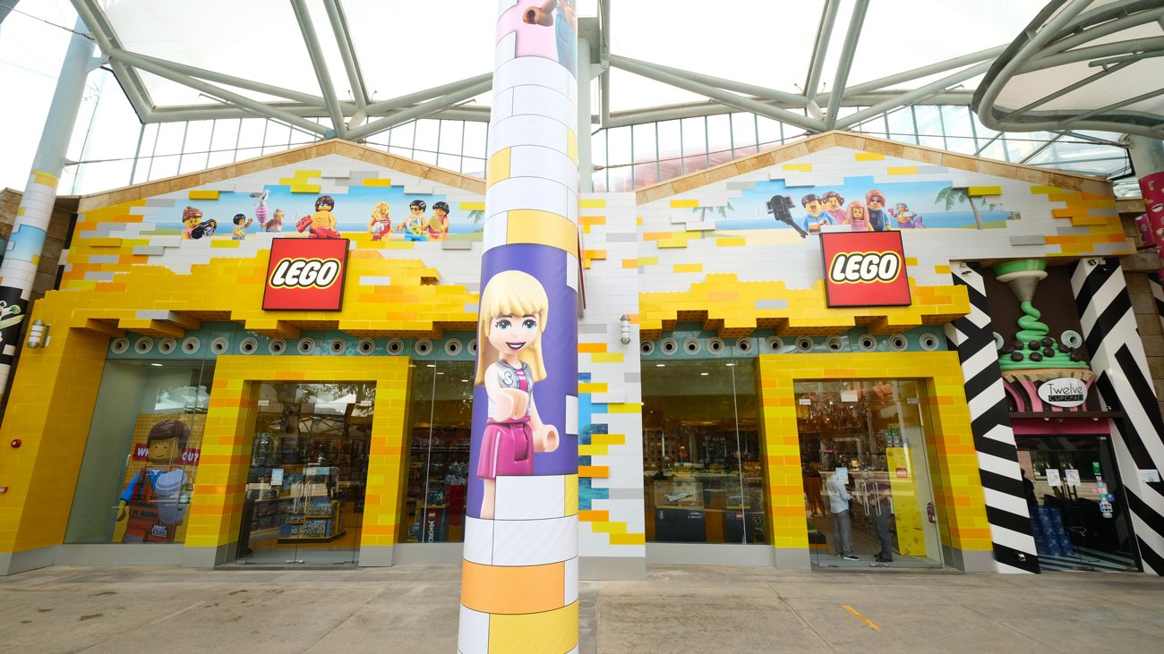 Located at street level in RWS, the LCS sports a 17 metre tall store-front facade that resembles giant LEGO bricks combined and stacked to welcome visitors into a new LEGO world