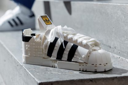 10282_LEGO-adidas-Originals-Superstar_Lifestyle