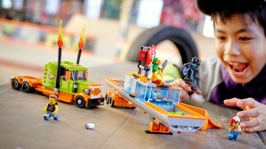 60294-LEGO-CITY-Stunt-Show-Truck---1