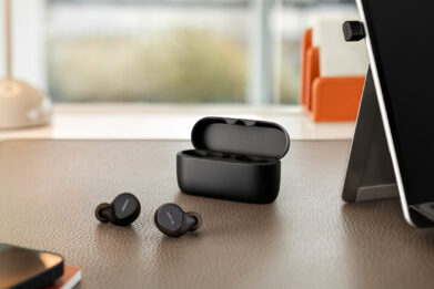 Jabra-Evolve2-Buds-contextual-home-office-USB-C-Large-RGB