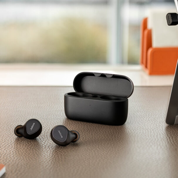 Jabra-Evolve2-Buds-contextual-home-office-USB-C-Large-RGB