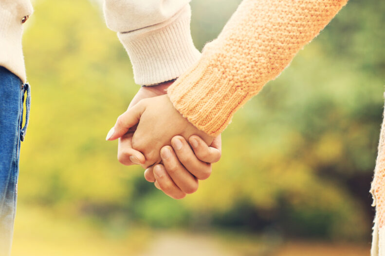 couple-holding-hands-in-the-park