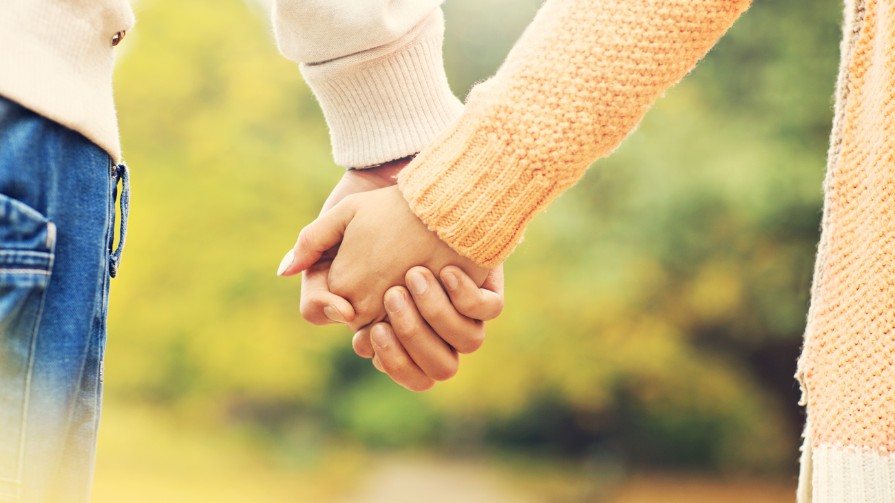 couple-holding-hands-in-the-park