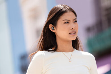 Jabra-Elite-4-Dark-Grey-Lifestyle-Female-Walking-Large-CMYK