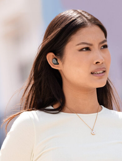 Jabra-Elite-4-Dark-Grey-Lifestyle-Female-Walking-Large-CMYK