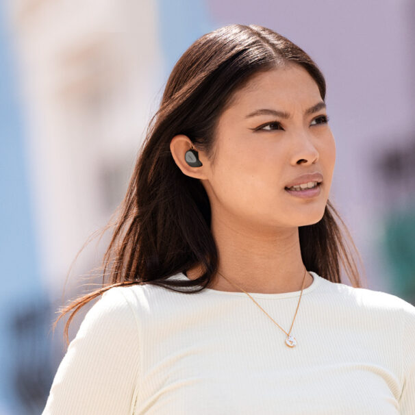 Jabra-Elite-4-Dark-Grey-Lifestyle-Female-Walking-Large-CMYK