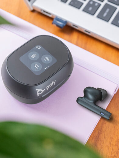Voyager-Free60+_UC-Earbuds-Carbon-Black-Environmental