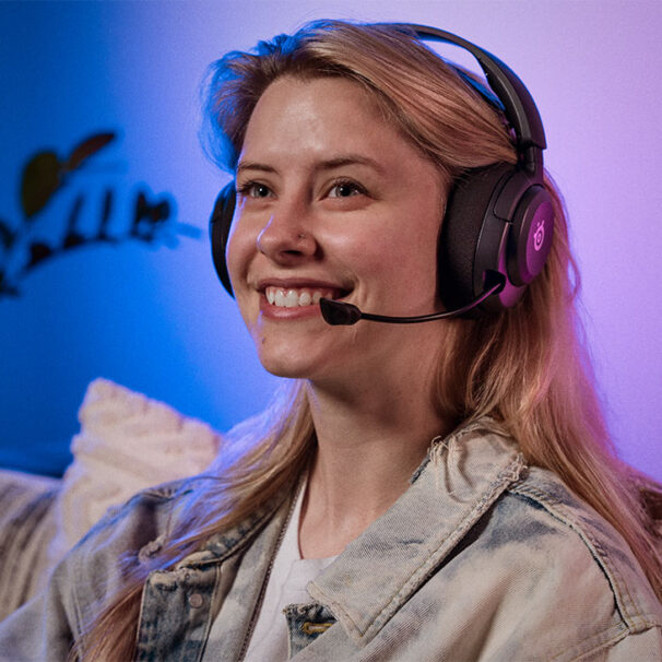 arctis_nova_5p_wl_black_lifestyle_noisy_butters_closeup