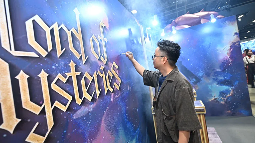 Lord-of-Mysteries-Screenwriter-Liu-Xing-signing-the-Crunchyroll-AFA-SG-2025-booth