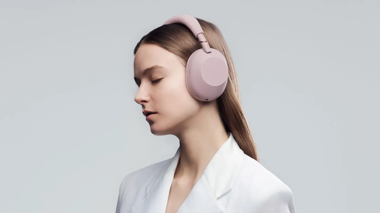 WH-1000XM6-Sand-Pink-Lifestyle