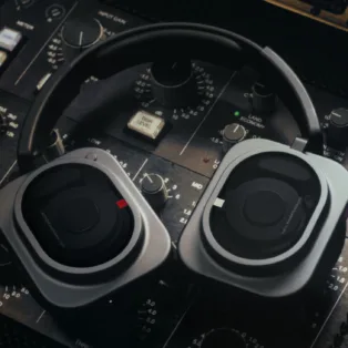 Headphone-(1)-Pro-x-Metropolis_campaign-(4)