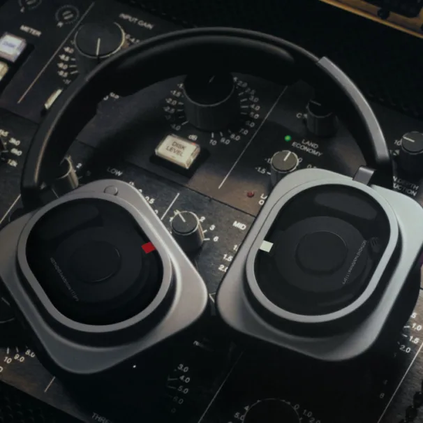 Headphone-(1)-Pro-x-Metropolis_campaign-(4)