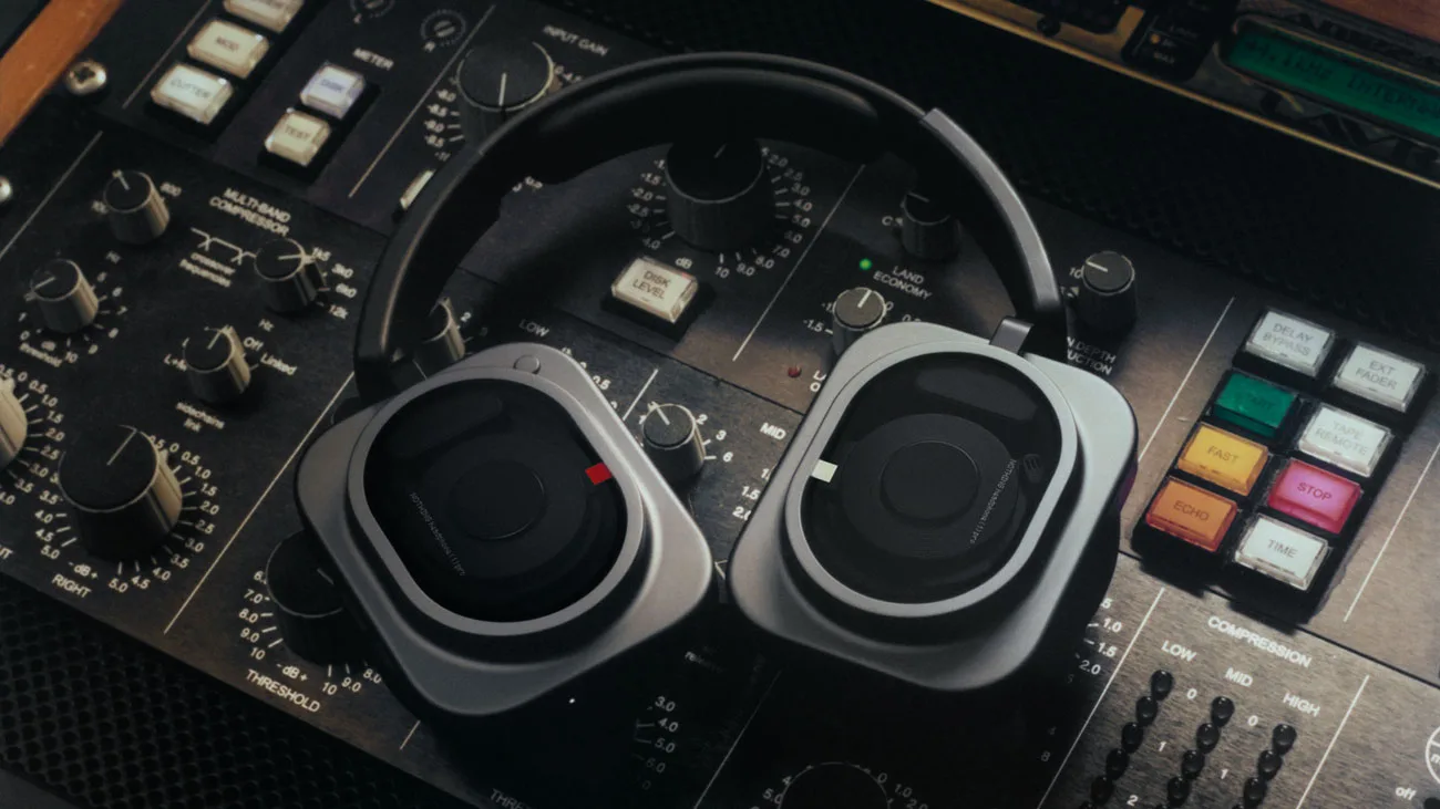Headphone-(1)-Pro-x-Metropolis_campaign-(4)